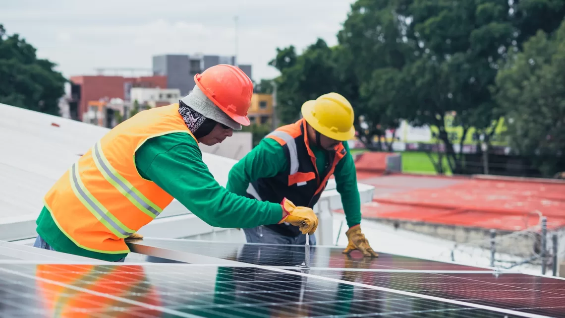 fotovoltaico installazione Solar Technicians Installing Solar Panels